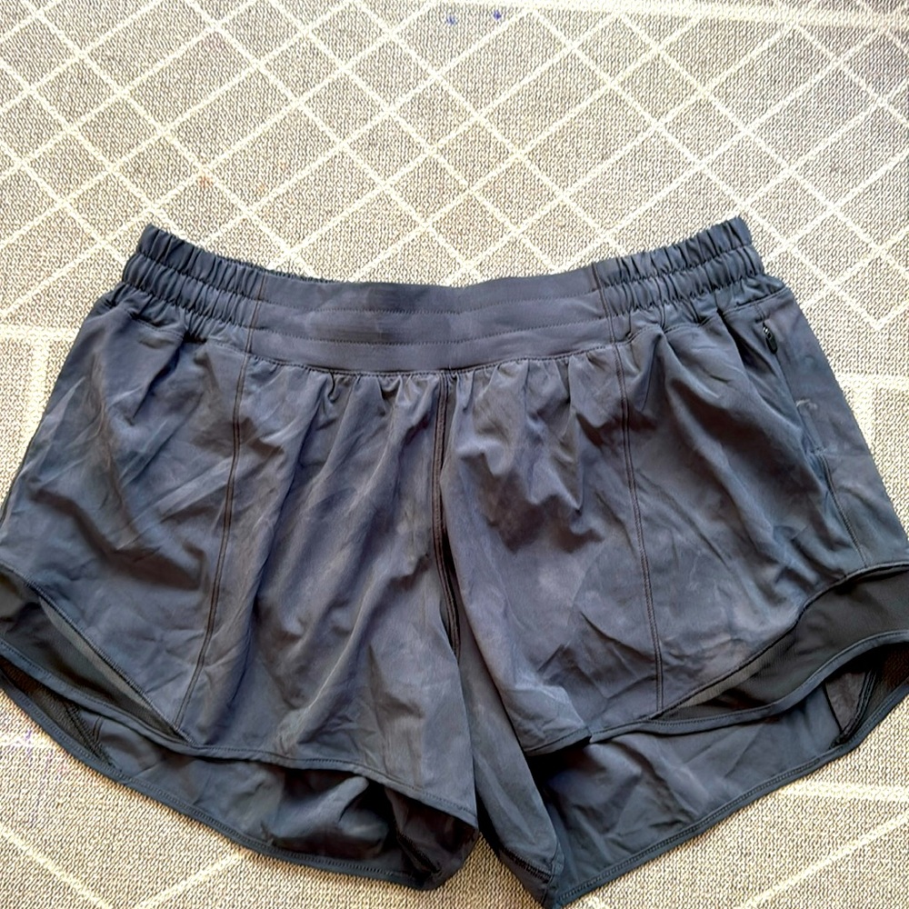 LULULEMON- Hotty hots low rise lined 4’